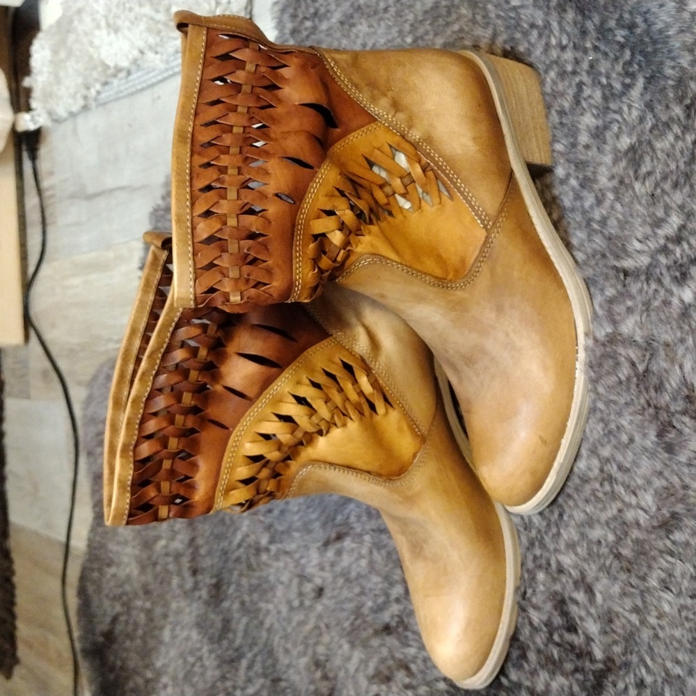 Summit by White Mountain Booties